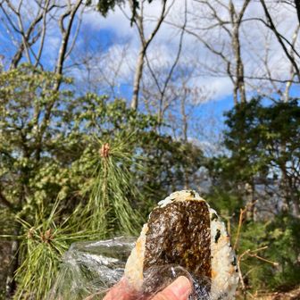 青空方面を向いて🍙
頂上はベンチ２つです