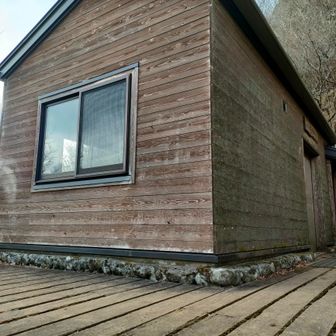 犬越路避難小屋
キレイでした～🥰泊まりの方の荷物やシュラフがありました。