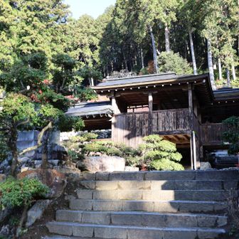 この階段を上がり、さらに渡り廊下の下をくぐっていきます。