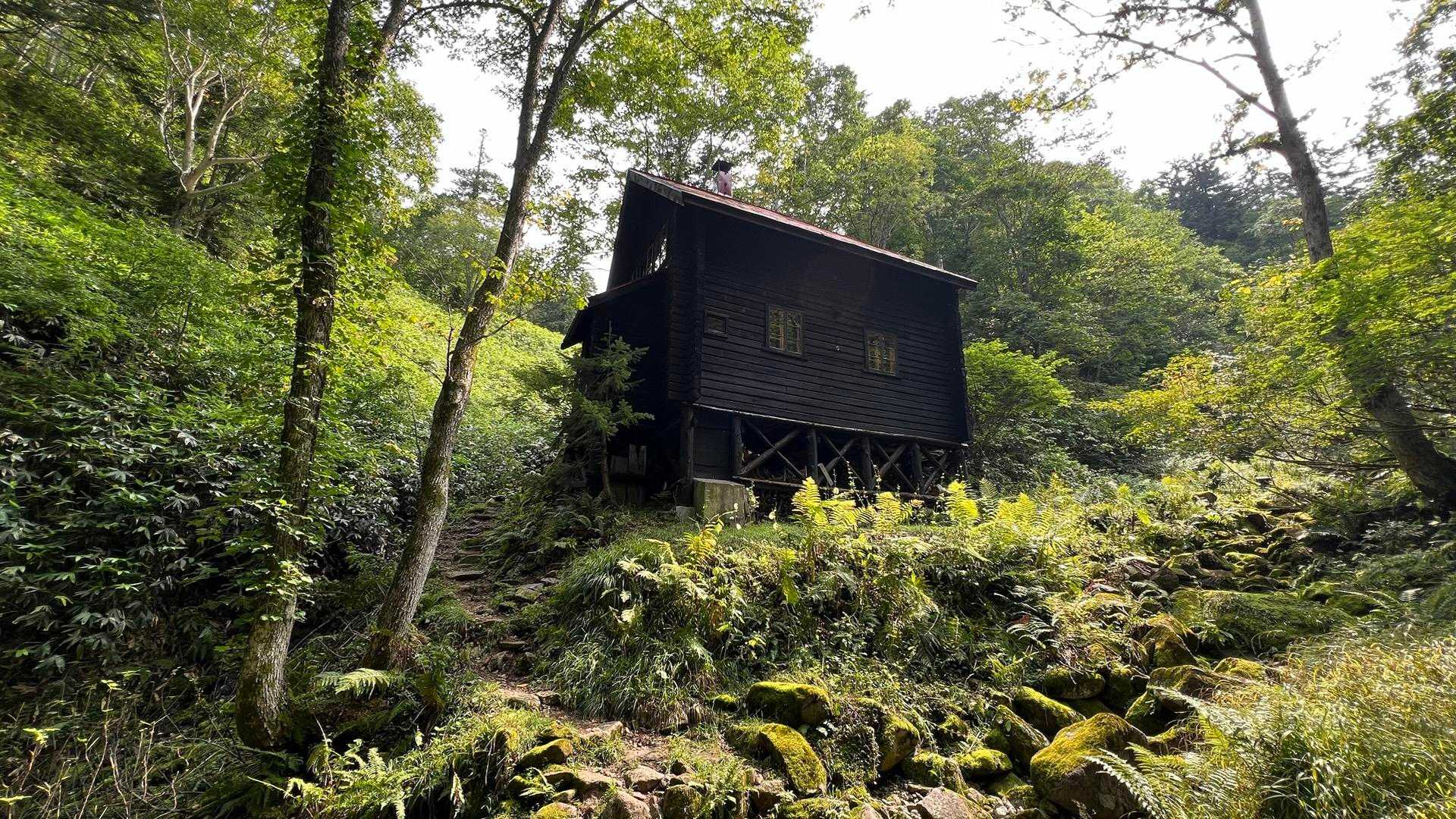 冷水小屋。
中に人がいてギターの音が聞こえて来ました。