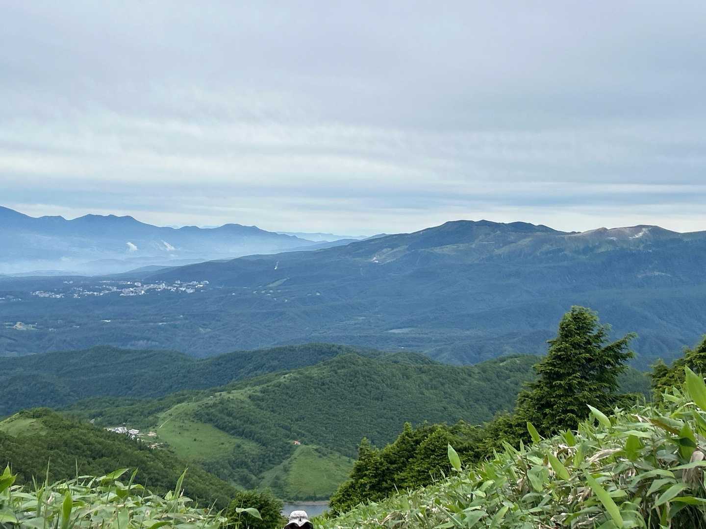下山道で見えた草津白根山と草津温泉街♨️