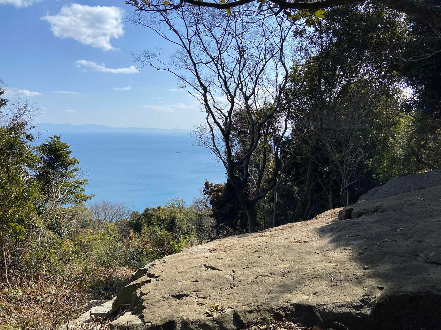 大きな岩があり眺望も少しある
ここで少し休憩して下山