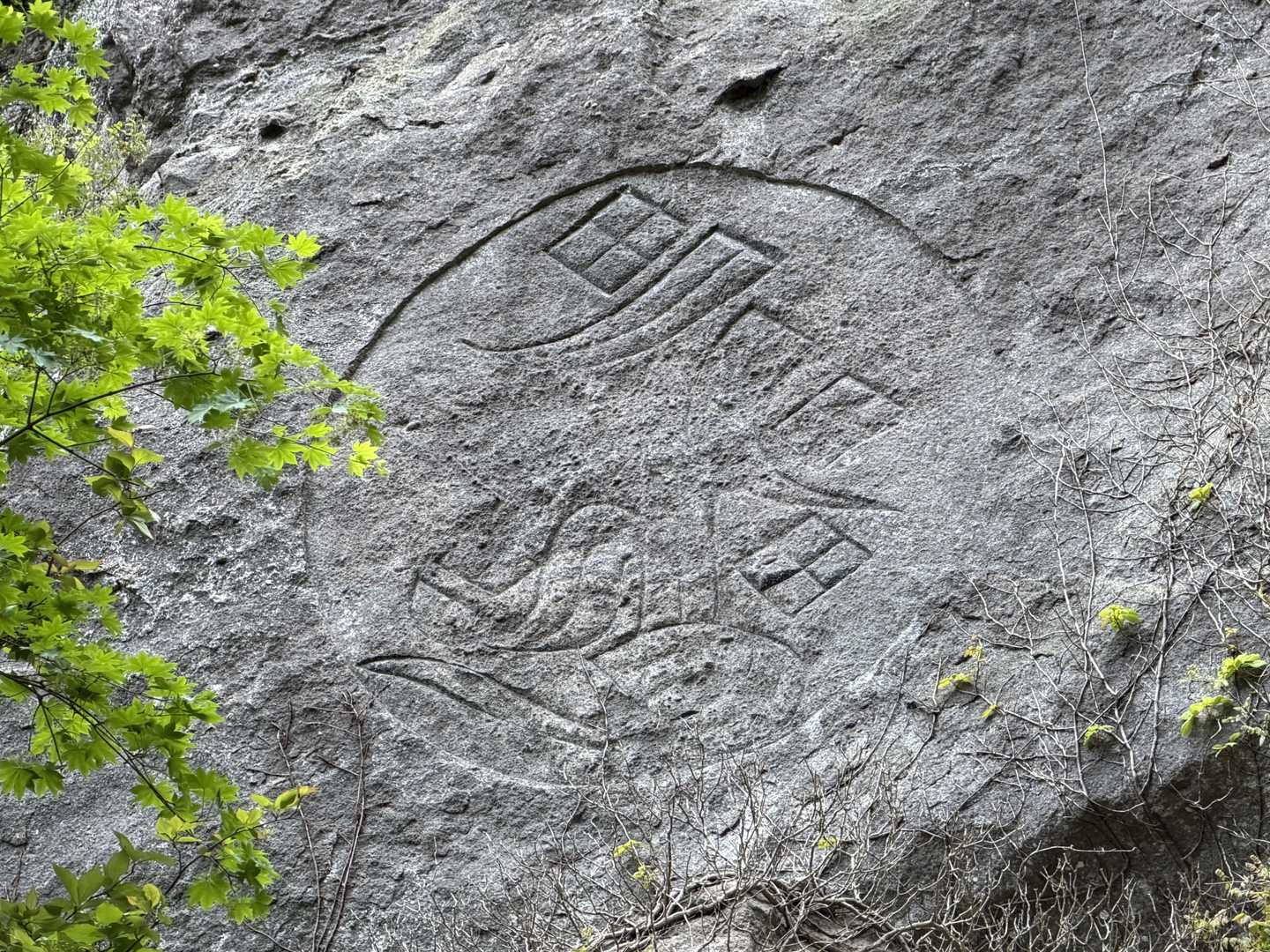 梵字岩
巨大な岩壁に彫られた世界最大の梵字
外円の大きさ直径3m

神秘的で美しいデザイン✨