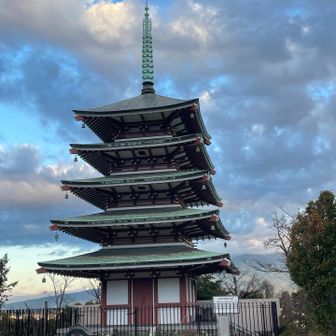 五重塔、後ろには、富士山だけど