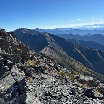 南には、稜線の向こうに間ノ岳