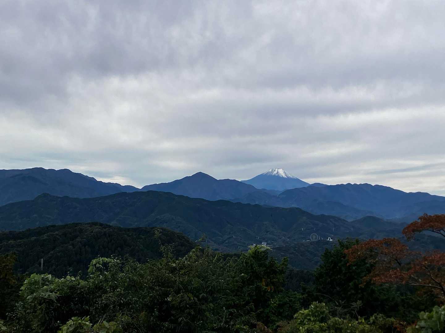 高尾山展望台から
画像が小さいですが冠雪した富士山です