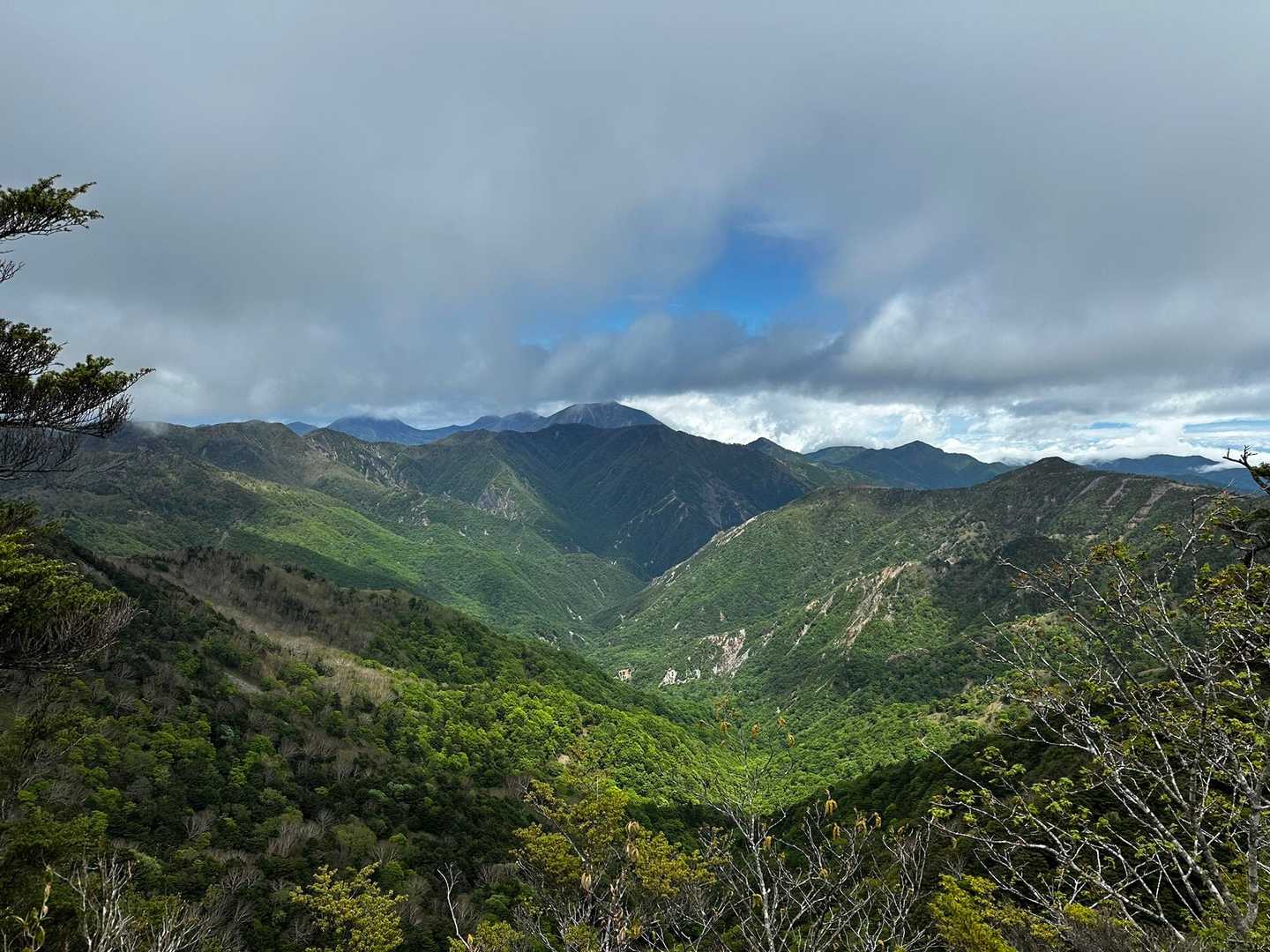 皇海山登山口-庚申山-駒掛山-薬師岳-鋸山-皇海山 往復コースの写真
