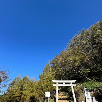 たっぷりと足腰をいじめて疲れた〜😮‍💨
信じられないけど、ここでまだ男体山の辛さの2割りくらいなのです。