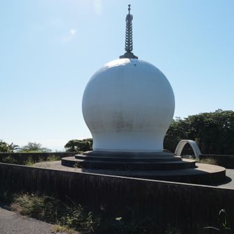 で、『霊鷲山』に着いたと思ったら、色の抜けたドラ〇もんみたいなのがあった