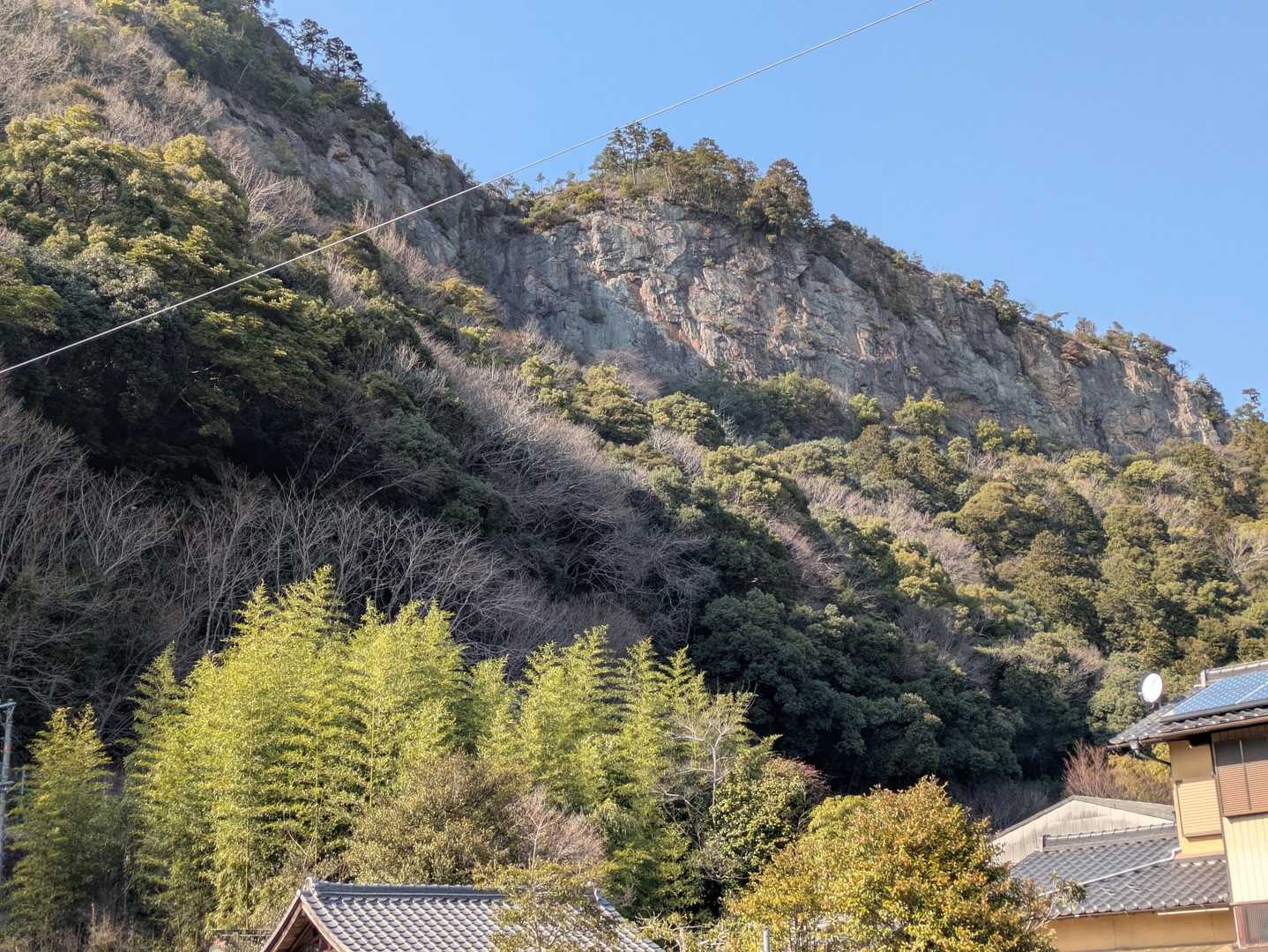 先程立っていた展望岩が下から見られます