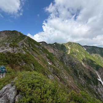 これから歩いて行く稜線⛰️
遠いなぁ。。
