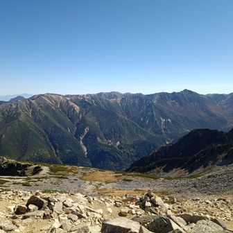 薬師岳④
ランチ休憩🥐
右手に再び槍穂✨👀

後から来たご夫婦が「富士山見えるね〜」と。先っぽのてっぺんが霞んで見えるのがそうか！👀

📸ではわかりませんが💦