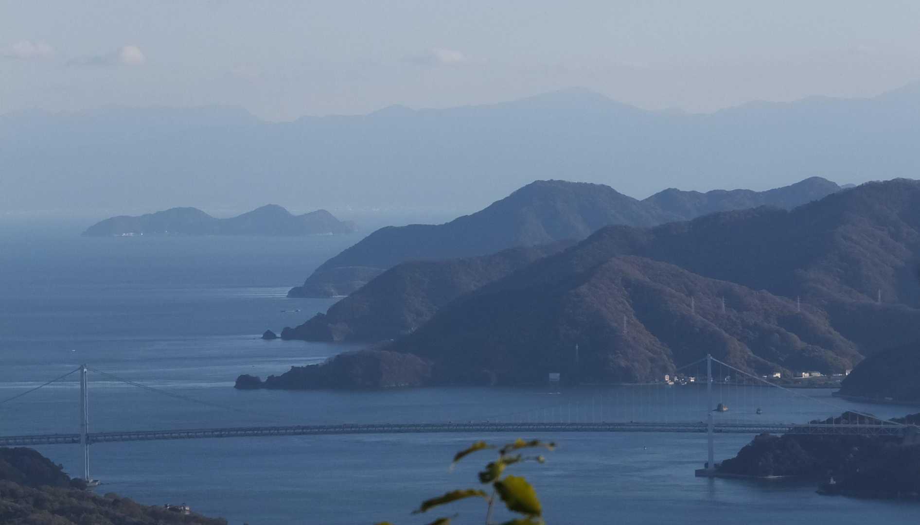 遠く四国の山々も見えます