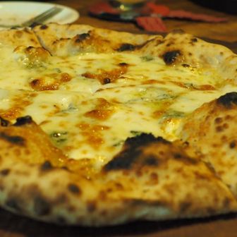 美味すぎるクワトロピザ 生地は予約した方がいいらしい