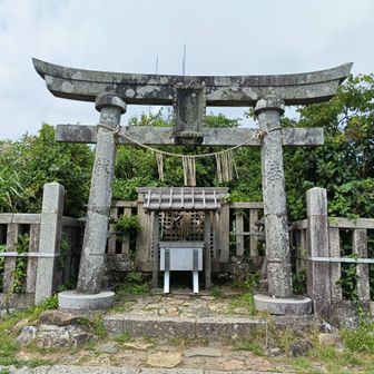 山頂の彌彦神社 御神廟