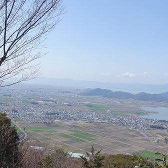 奥の稜線をW方向に見る。真ん中が蓬莱山。左側の三角型は比叡山。