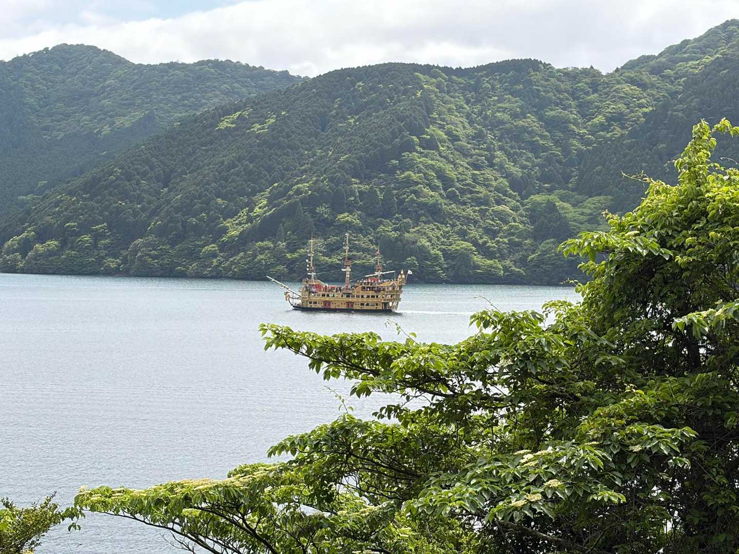 下山してきた。
芦ノ湖に海賊船！？