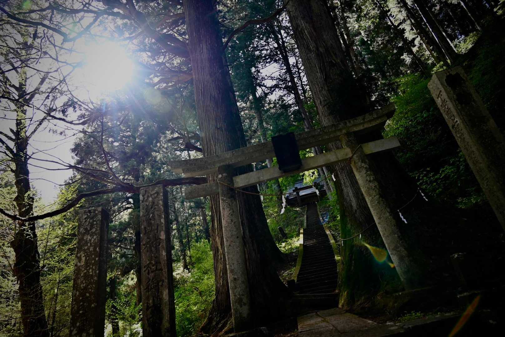 登山口駐車場に到着

優しい光が我々を包み込んでくれました

危険度も高めの前日光に聳え立つ石裂山
ゆるゆる登山の我々でも楽しむことが出来る
修行になりました

今回もお仲間さんに感謝です

ご覧いただきありがとうございました
