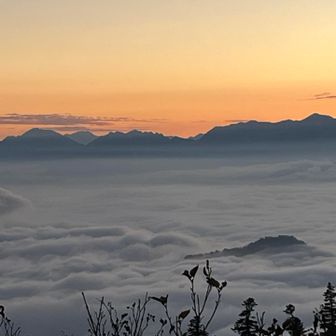 雲海に突き出る後立山連峰奥にアルプス