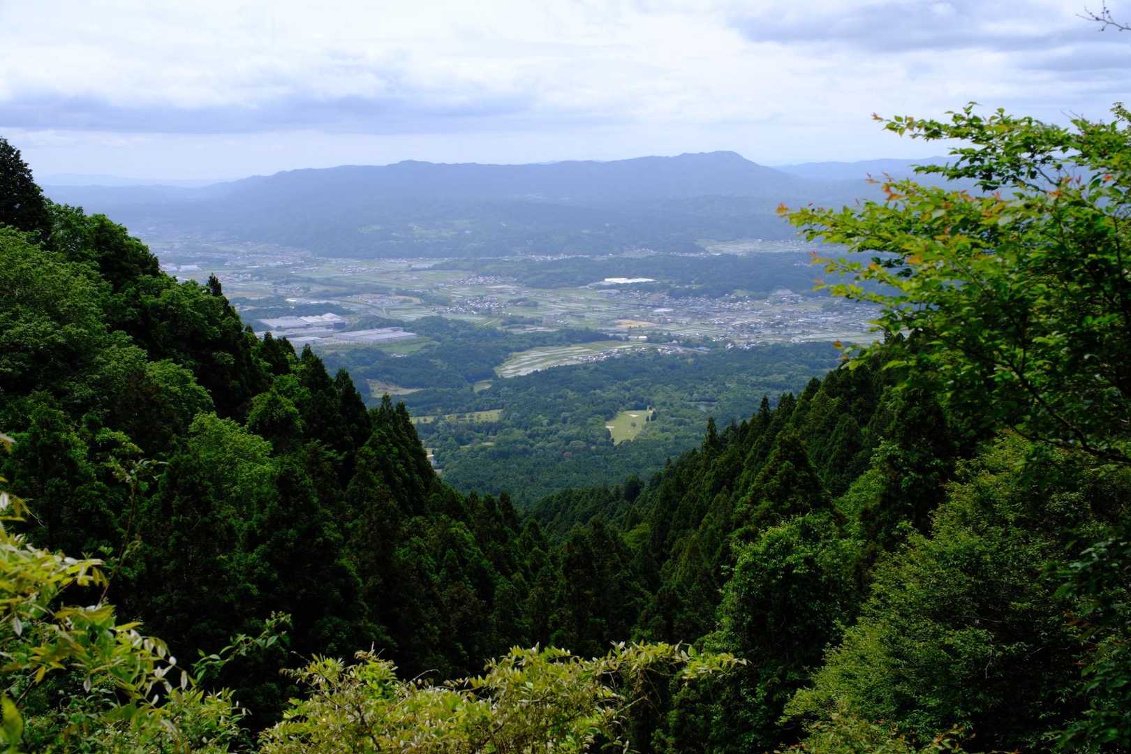 途中の眺望スポット
山頂の眺望とは反対方面です