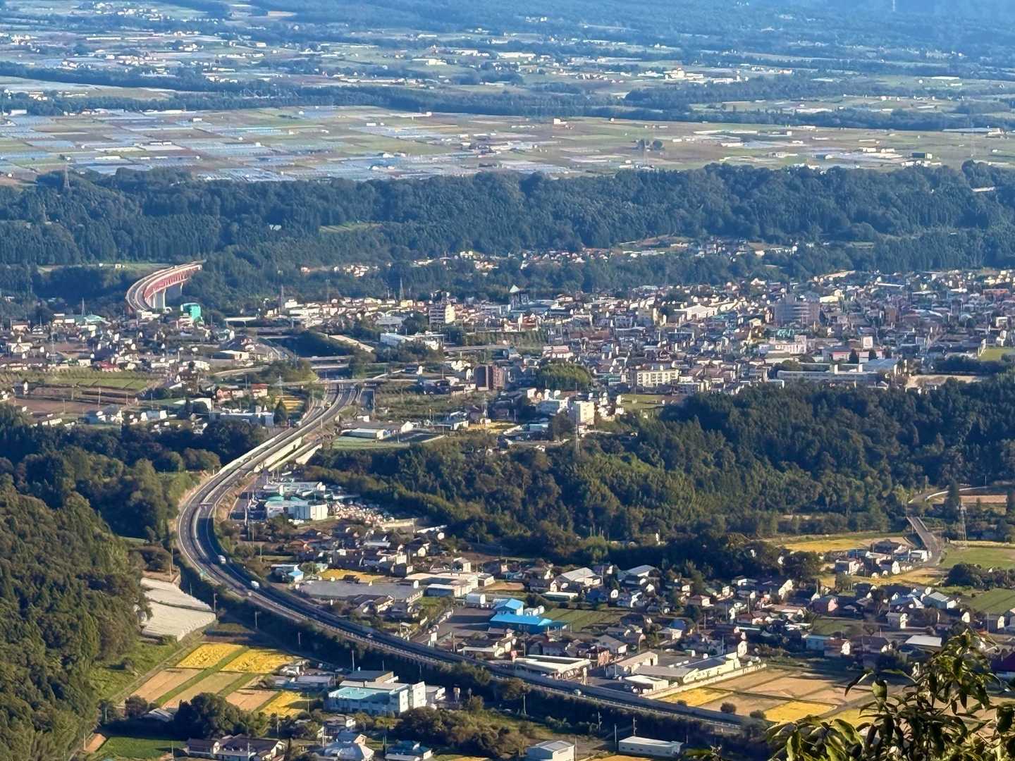 ちょっと視線を左下に戻して、高速道路と沼田市街地。この高速の景色が好きです。