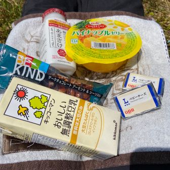 本日のラインナップ🫱🏻
たくさん持ってきましたが、
陽射しギラギラ☀️虫も多くて飲食できません😭
蚊取り線香・日傘必要でした

温度計を見たら32℃
うそだぁぁぁ😭💧