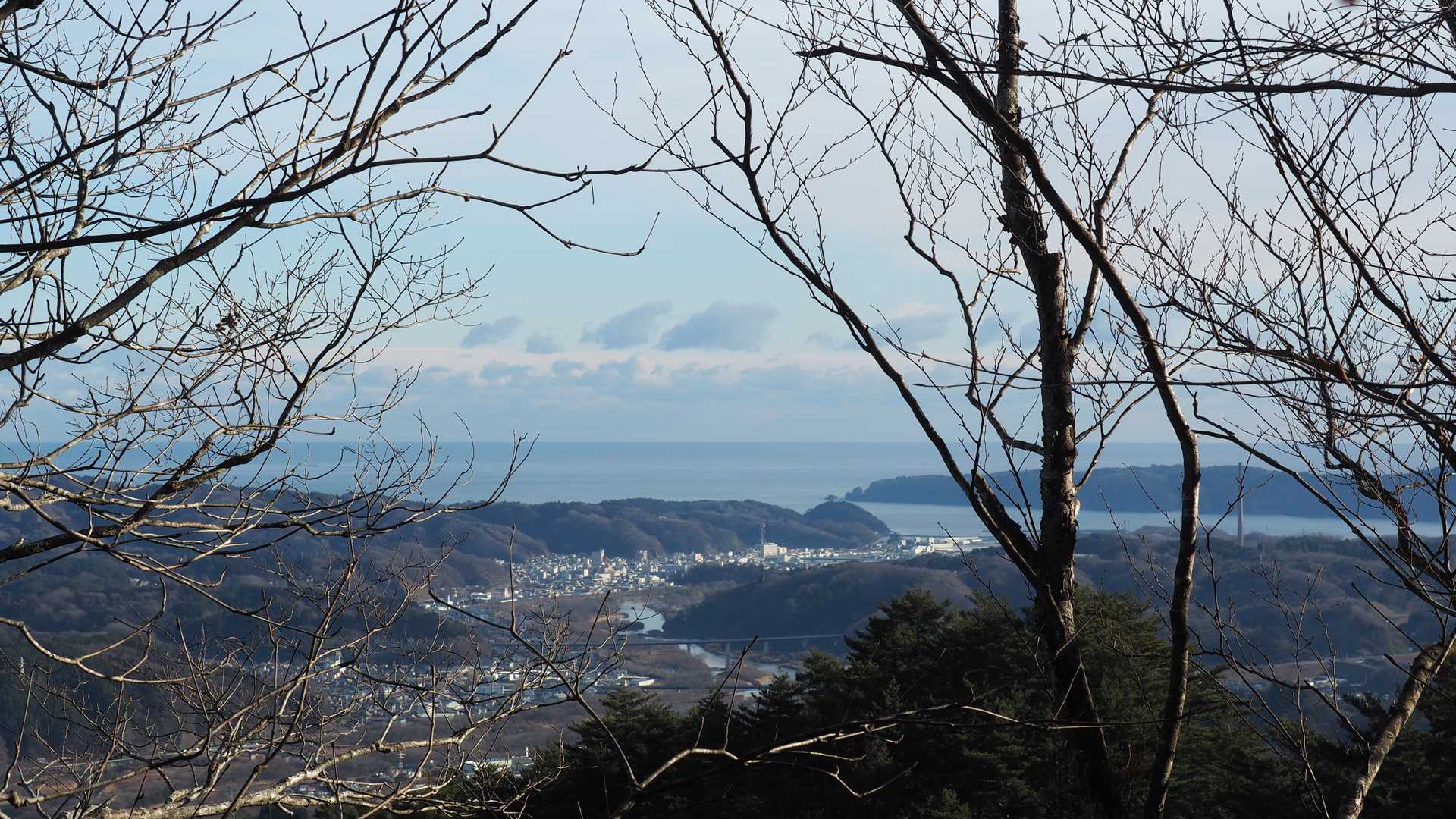 振り向けば、宮古市と海