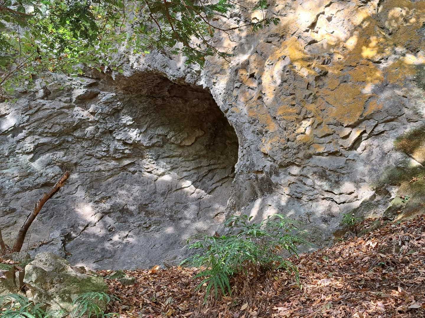 すぐそばの、岩屋その二。