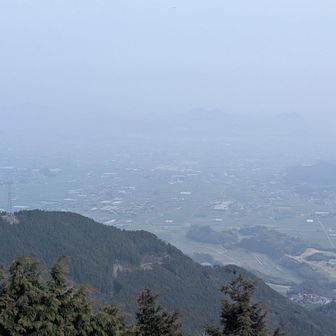 前原市街地も  
薄っすらと 霞のなか