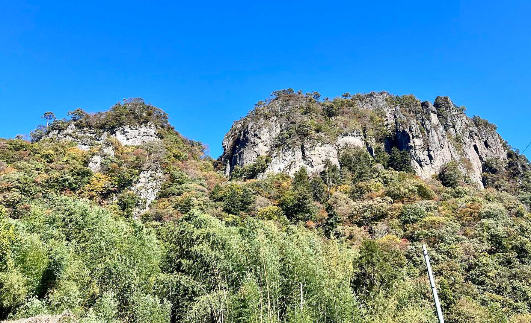 下から岩櫃山