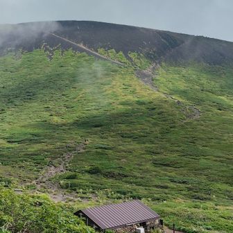 9合目の小屋が見えてきた!
そしてその先にはアリ地獄エリアが…Vの字の左方面に時計回りで行きます💪ザレザレロードでムーンウォークの最中は必死なので画像はないです😆