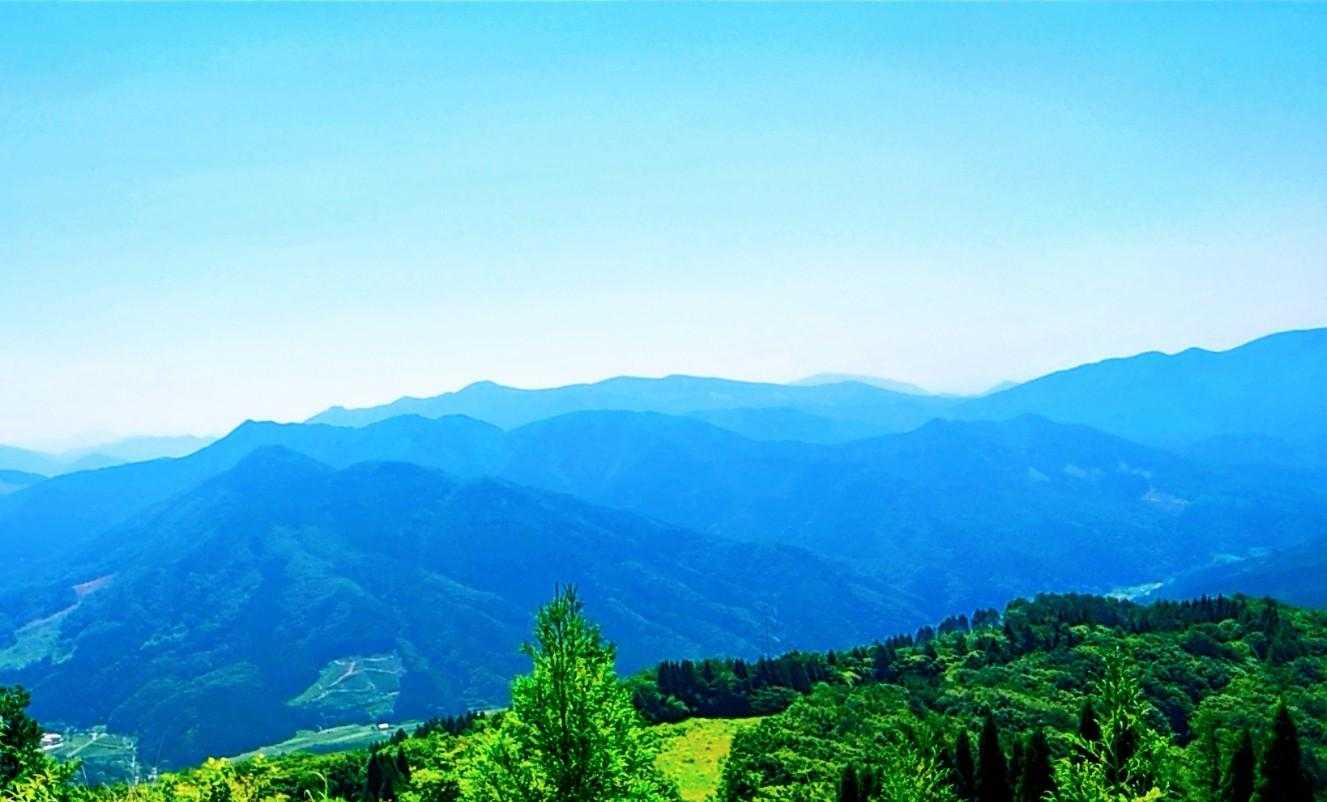 西に三国山や道後山等