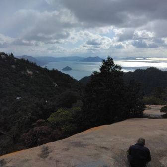 駒ヶ林の頂上に到着。
お日様が射すと、昼食タイムには結構暖かい💮