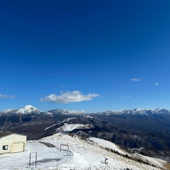 車山高原のスキー場は下のゲレンデのみ営業、上部のゲレンデは営業していませんでした。スノーマシーンが絶賛稼働中でしたが、営業開始にはまだまだ時間がかかりそうな雰囲気でした。
