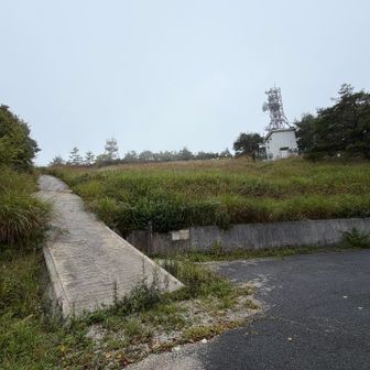 左の坂道を選択。頂上は右側の道だったのかなあ？
