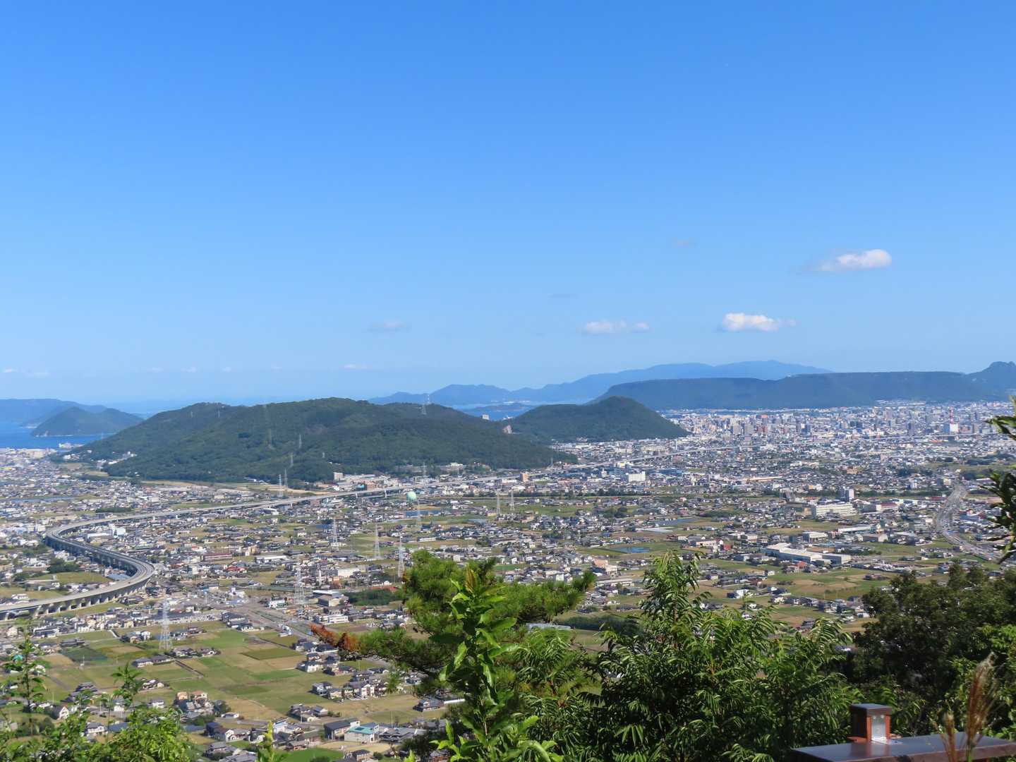 石清尾山、浄願寺山、室山、右奥は屋島、遥か奥には小豆島