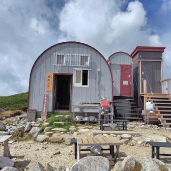 ピノキオ小屋（檜尾小屋）
カマボコ型の可愛い建物です😄
🚻お借りしました（300円）