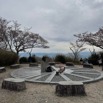 雌岳山頂で寝転ぶ老害　みんなここで写真撮りたいのに邪魔で仕方がない