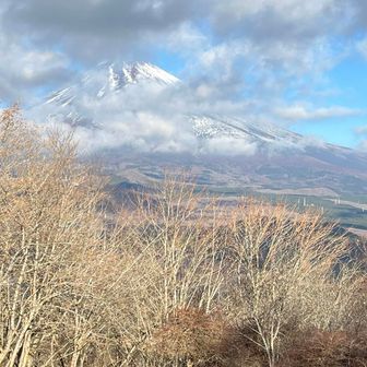 黒岳からの富士山、雲の隙間から少しのぞく。