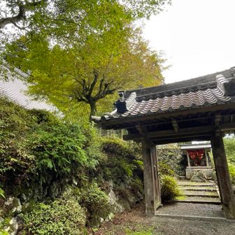 登山口のお寺(ですよね)の門。よろしくお願いしま〜すm(._.)m
