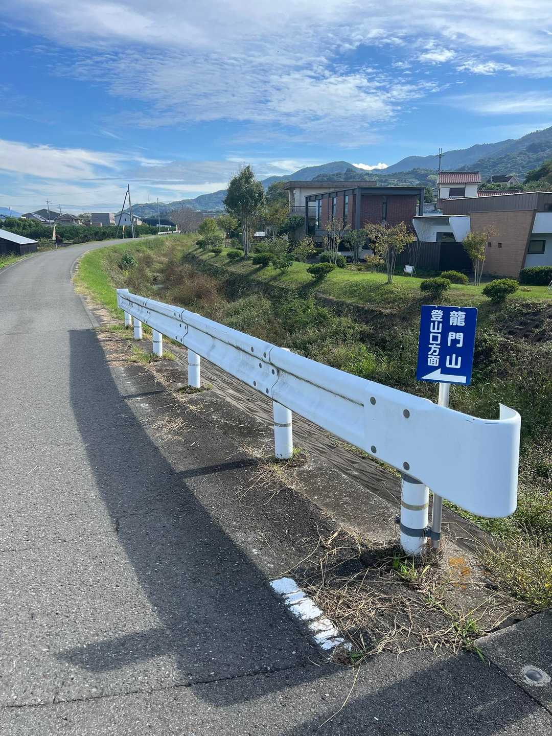 無料🅿️あり。
登山口まで2.8キロ
1時間ほどコンクリートロードです💦