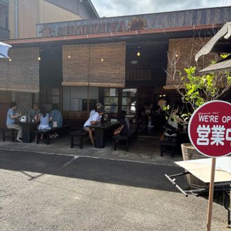 ずっと行ってみたかったカキ氷屋　
清水屋さん(大山ケーブル駅より徒歩20分位)
に寄ってみました✨
平日だから混んでいないかなと思って来てみたけれど、まだ子供たちは夏休みの期間なので子連れ家族が結構いてかなり賑わっていました。

順番待ち用紙に名前を書いてだいたい30分待って、テーブルに案内されて食券を買いまたそれから15分位まって注文したカキ氷が運ばれて来ました。