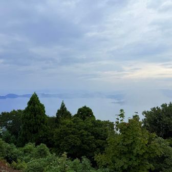 眼下に神秘的な絶景が