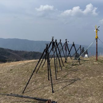 今日は野焼きなんだとか。カメラの三脚が並んでました