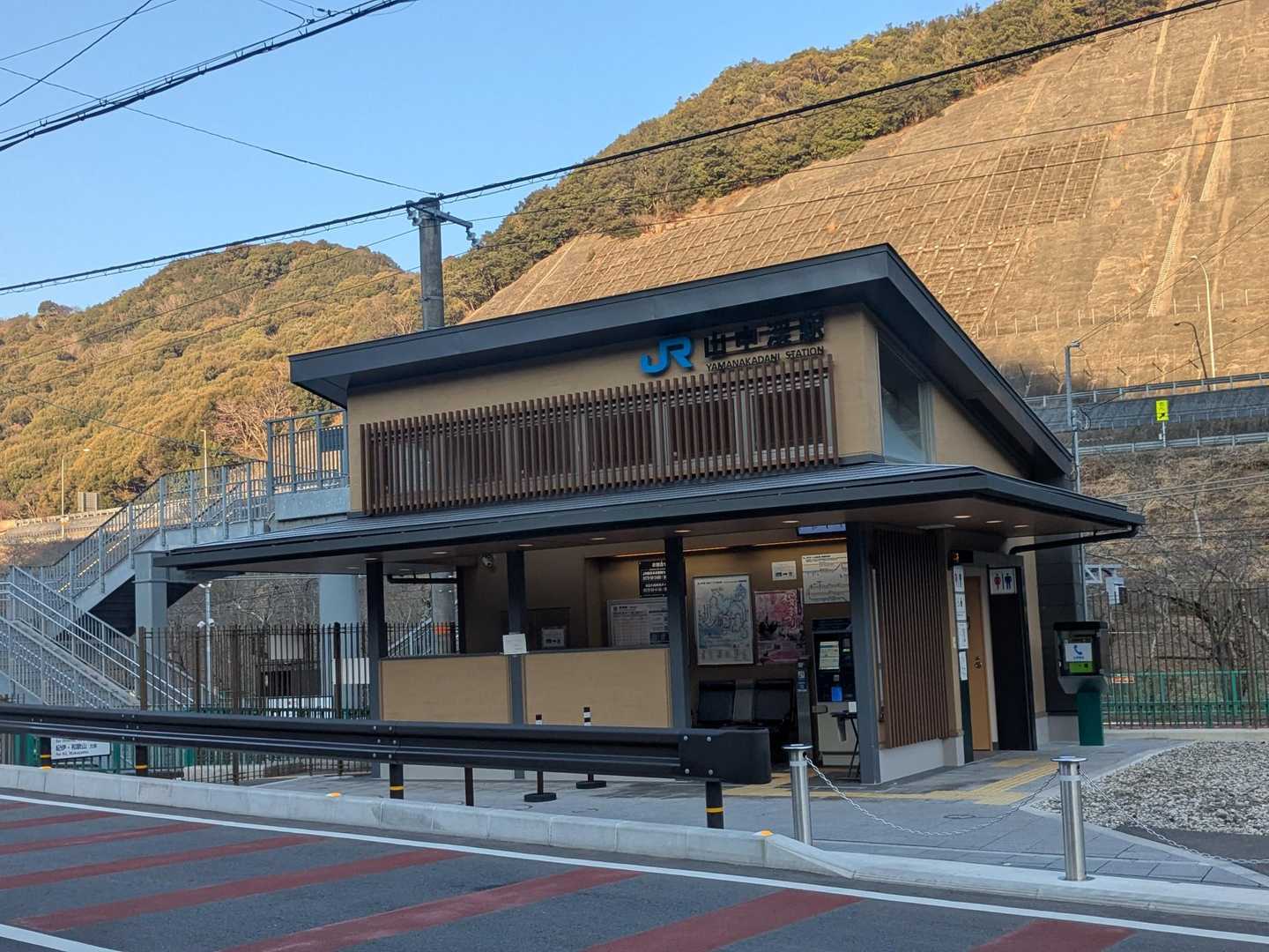 自宅から約2時間かけて山中渓駅到着
山登りしてなかったらここに来る事なかったと思う
2時間の電車移動も景色見ながらワクワクでした

駅のトイレをお借りしてスタート