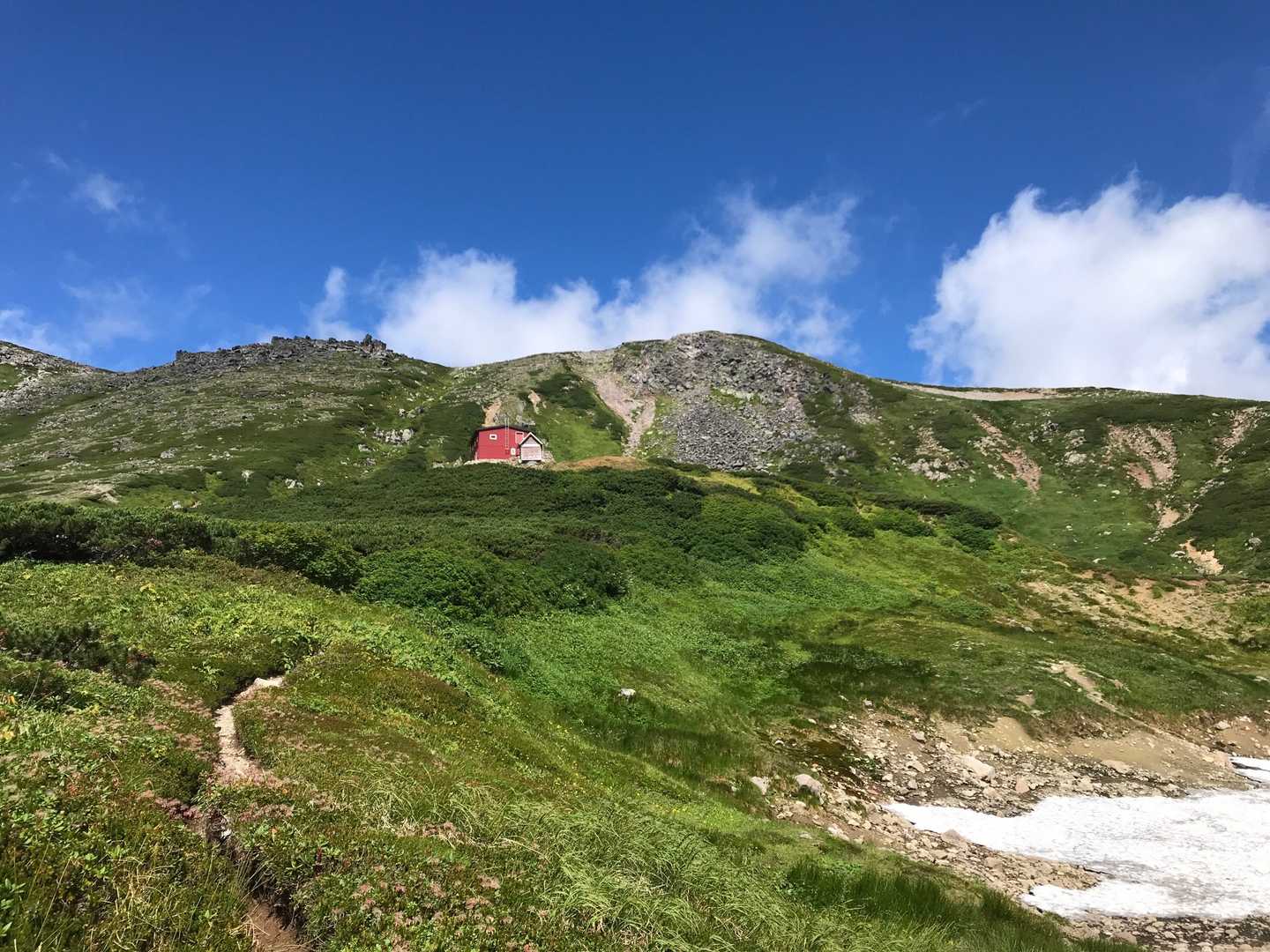 板垣新道から見た白雲岳避難小屋。前回、緑岳から登った際はクマがいるとのことで通行できなかった道です。