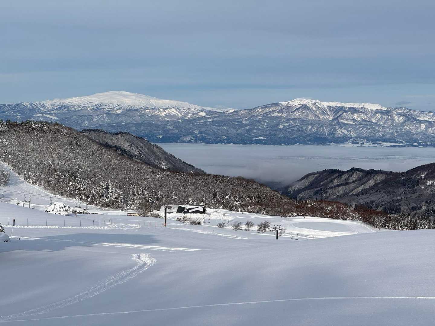 振り返ればもう良い感じの月山と村山葉山
下界は雲海っぽくなってる