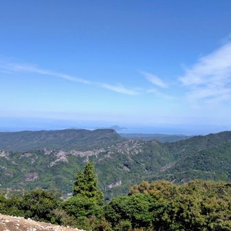 山口防府方面まで見えます
中央にあるテーブル状のお山が鷲巣岳　今度チャレンジしたいです🤗　