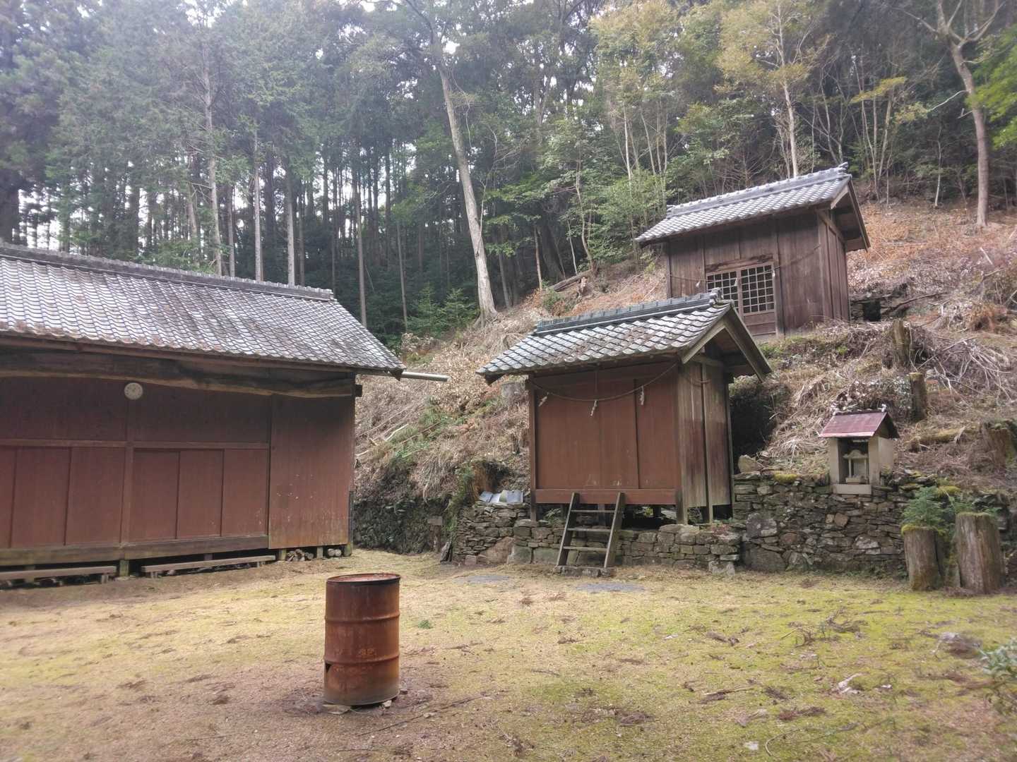 お宮さんまで降りてきました‥🙏
ここからは舗装路をてくてく‥🚶‍♂🚶‍♀

中を覗くのが怖いトイレ有りました🚻