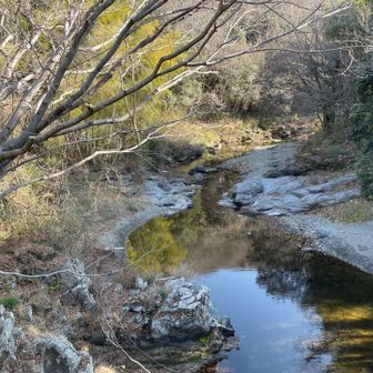 「嵐山渓谷」を橋の上から。
息子が小学生の頃、友人家族とバーベキュー🍖をした場所はどの辺だったでしょうか。
調べてみるともっと下流のようです。
手前に観光駐車場とトイレがあります。
数台の車🚗は止まってました